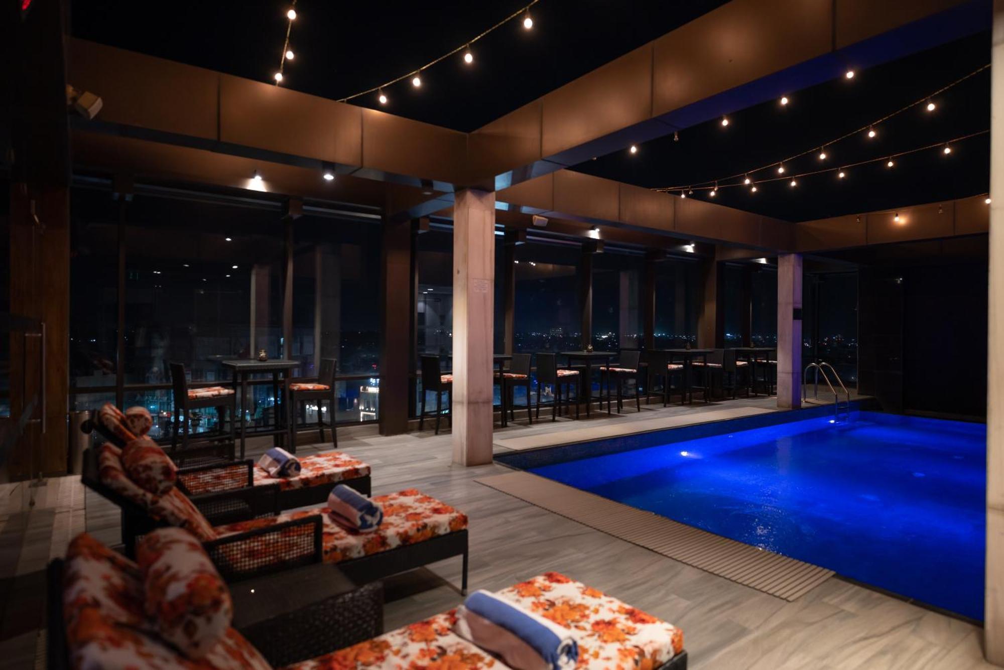 Courtyard By Marriott Amritsar Hotel Exterior photo The pool at the 101 Skybar