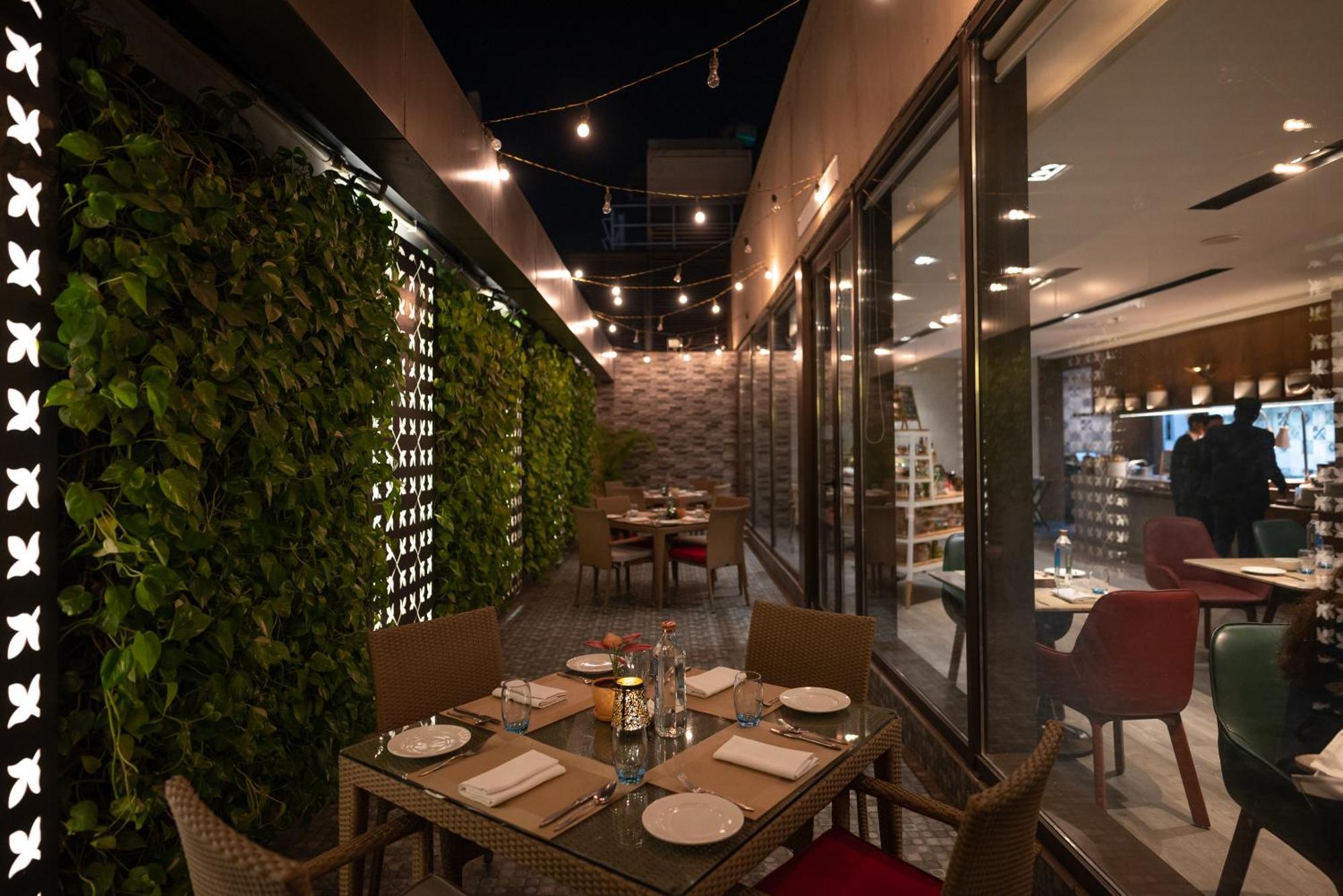 Courtyard By Marriott Amritsar Hotel Exterior photo The restaurant's interior